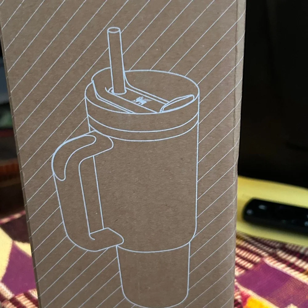 40 oz stainless steel tumbler with straw #travelessentials
Yellow 
New
BPA free - Picture 3 of 8